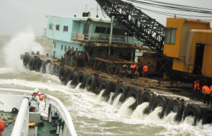 大风浪袭击挖泥船 8船员琼州海峡遇险(图)