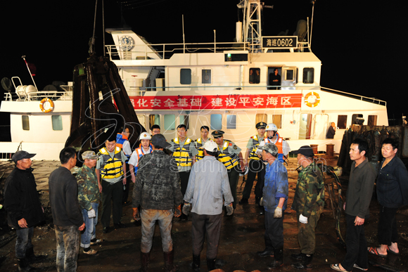 工程船涉嫌非法打捞沉船 12名船员被逮