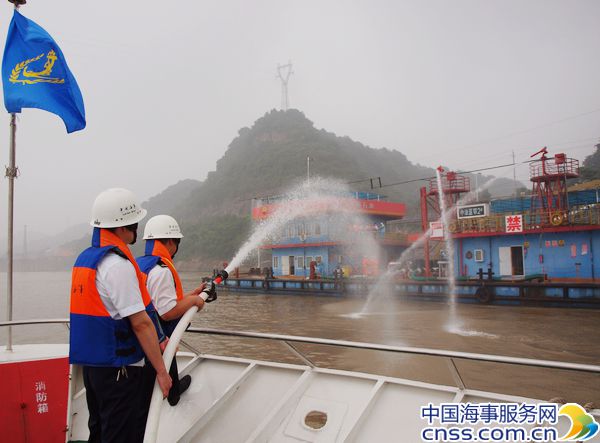 宜昌海事部门联合油库码头开展溢油应急演习