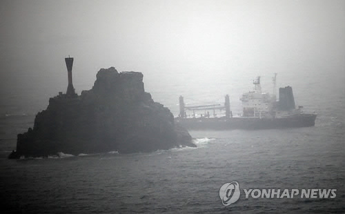 载中国船员货船在釜山触礁 26人全部获救