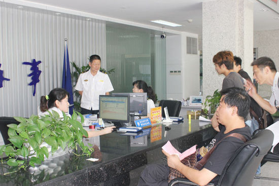 长江海事局帮助船员顺利完成履约过渡换证