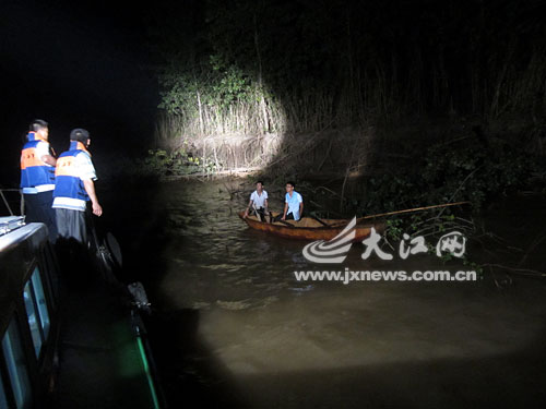 两学生驾船游长江遇险 海事公安午夜营救