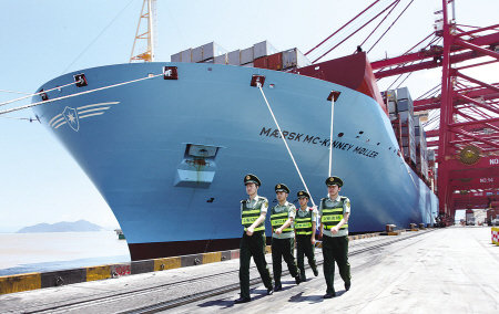  全球最大集装箱船靠泊宁波港