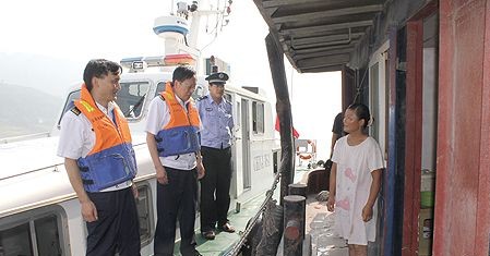 宜昌巴东海事处开展砂石船整治联合执法行动
