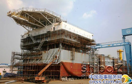 广东中远船务海洋辅助钻井船直升机平台吊装完成