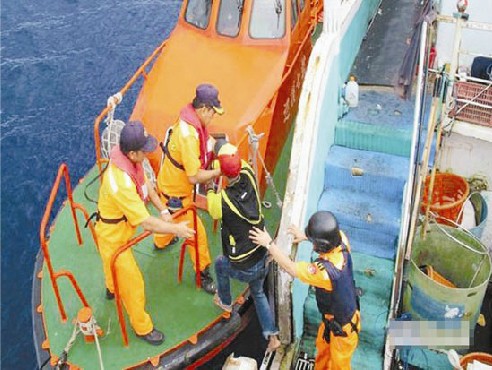 台湾渔船海上喋血案 台官员提前登船侦讯