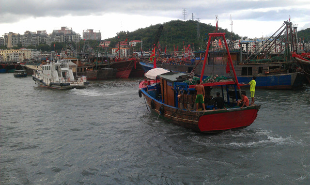 三亚基地台风前夕成功救助1艘搁浅渔船8人脱险
