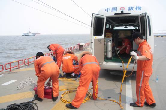 东海救助局应急反应救助队成功为外籍船舶排险