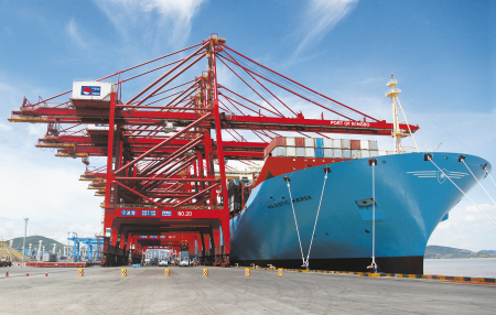 全球最大集装箱船首航宁波港