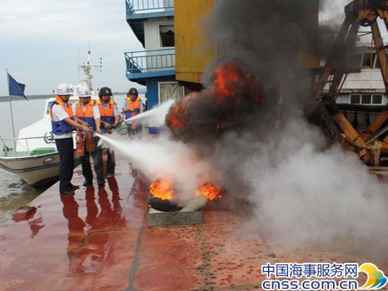 九江海事局开展消防安全活动实战演习