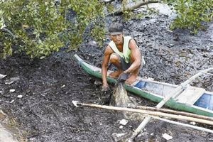 菲沉船漏油难止 殃及当地生态
