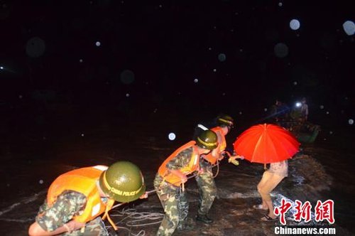 浙五渔民因“潭美”被困海中 边防与民众救援