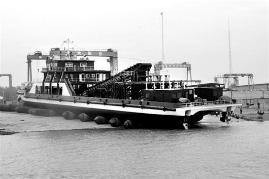 世界最大清漂船“三峡清漂2号”下水