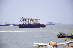 “淘金”船搅乱南港 海事公安专项行动清理