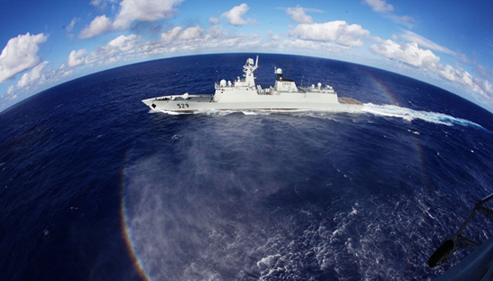 中国海军舰艇模拟搜救 拟商船失火我军救援