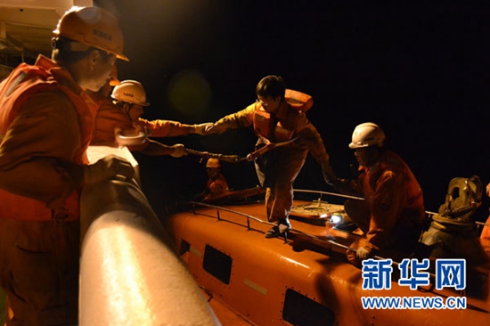 东海救助局深夜出海 解救19名遇险船员