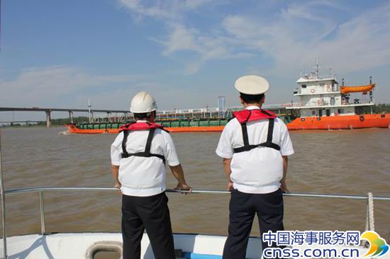 黄石海事精心组织 危险品船舶安全通过桥区