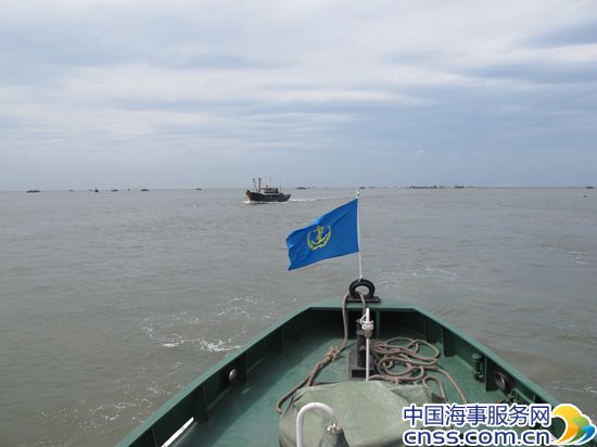 营口海事局开展清理碍航渔船渔网联合执法行动