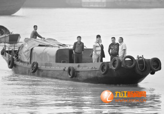 鄱阳湖星子水域部分渔船非法载客  