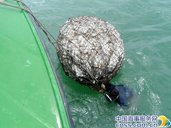 海口多部门协作 开展碍航渔网清理行动