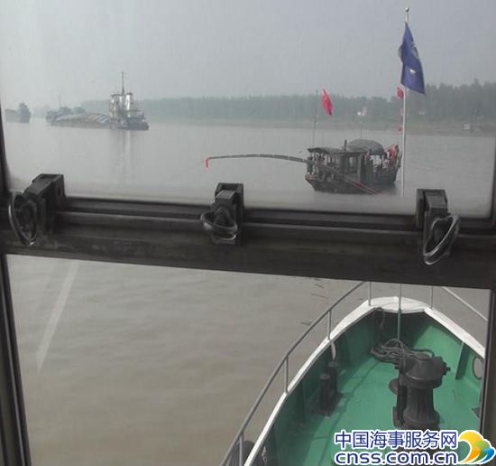 长江海事纠正碍航捕蟹船 确保辖区通航安全