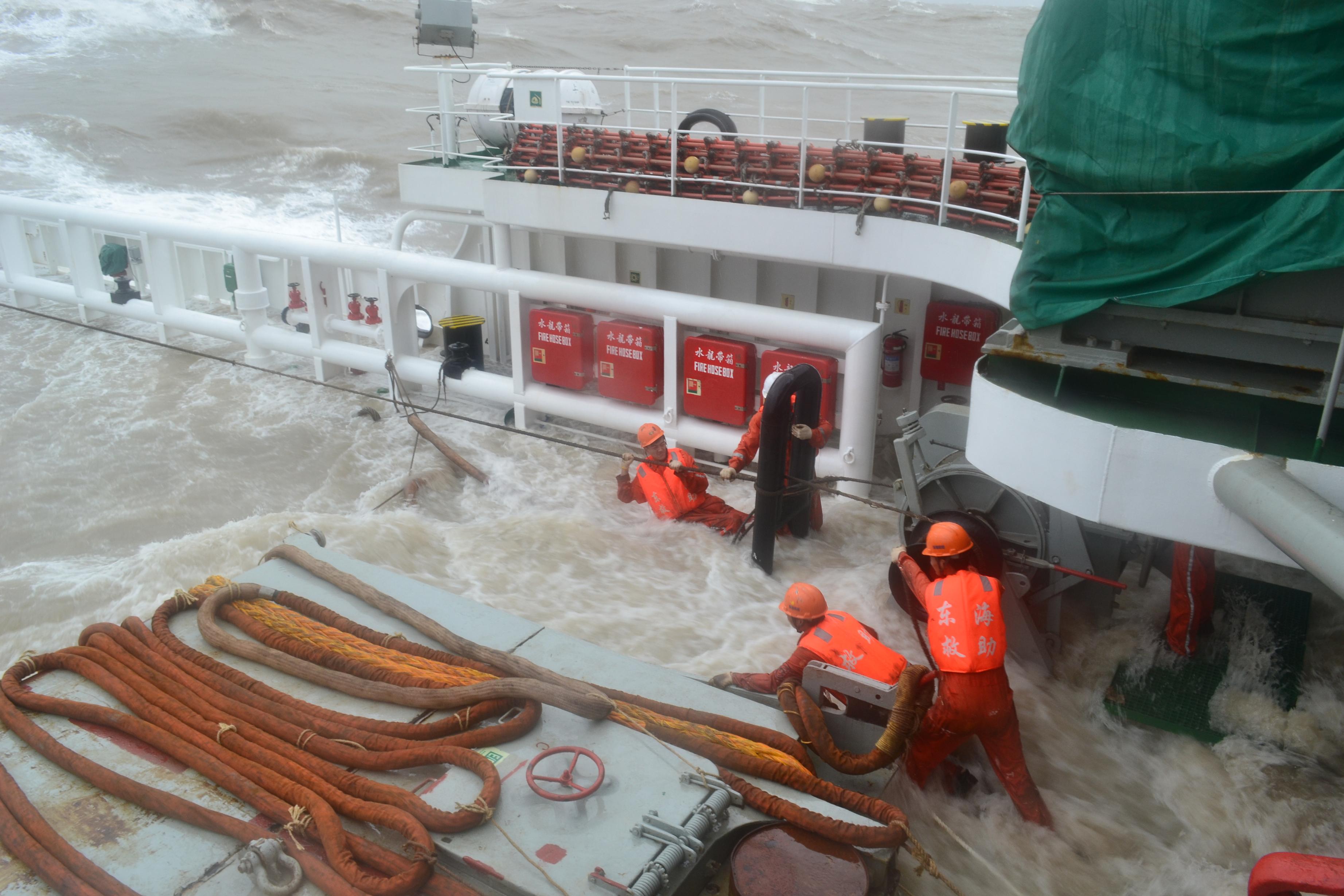 东海救助局成功救助主机故障的外籍油船“DANUM165”轮
