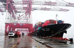 Data show China passing US as biggest oil importer