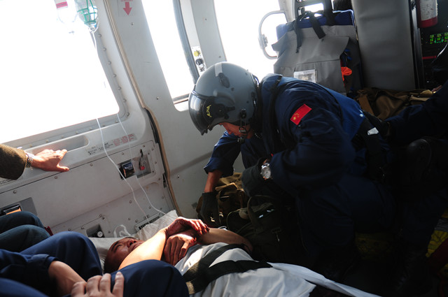 北海第一救助飞行队成功救助一重伤船员(图)
