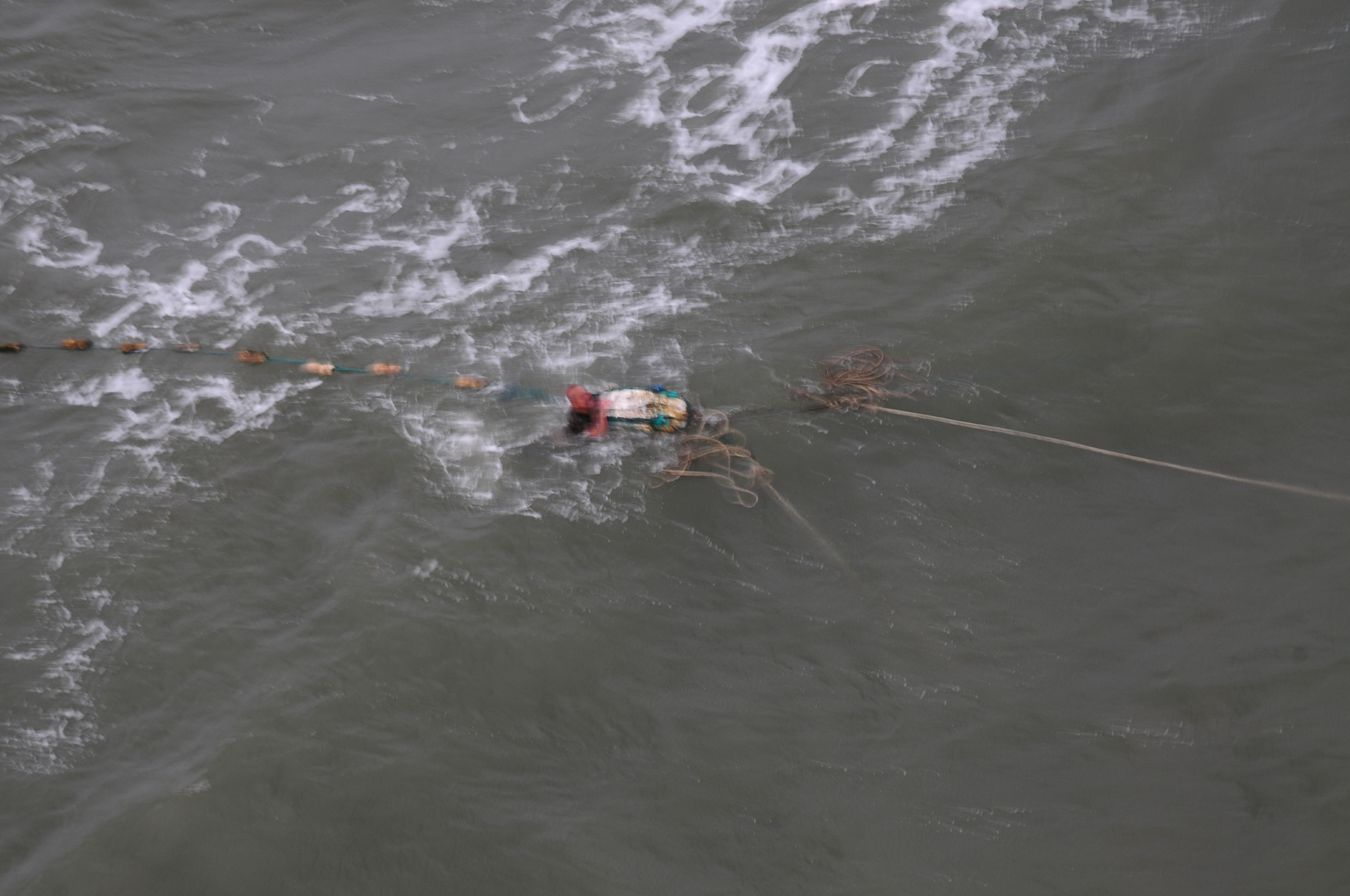 北海第一救助飞行队首场大寒潮解救2名落水渔民
