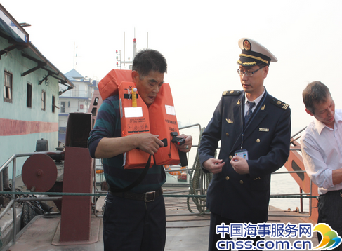 鄂州海事向辖区轮渡公司发放新式救生衣
