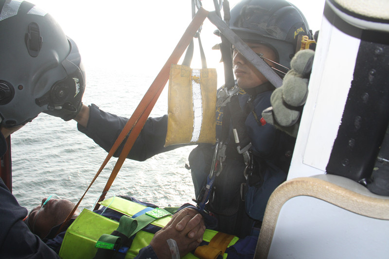 东海第一救助飞行队救助“浙嵊渔06180”轮受伤渔民