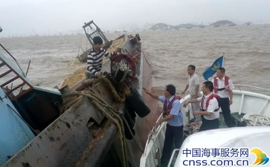 散货船珠江翻沉 澳门交管紧急救助7船员