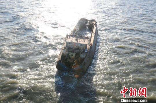 渤海湾一泥驳船进水遇险4名船员获直升机救助