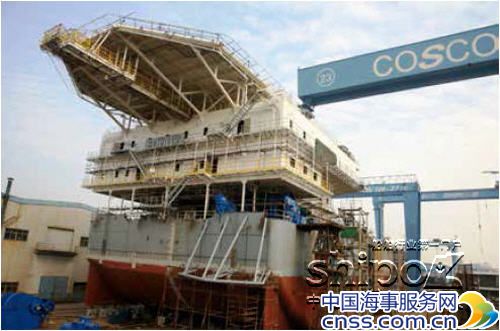 广东中远船务海洋辅助钻井驳船直升机平台整体吊装