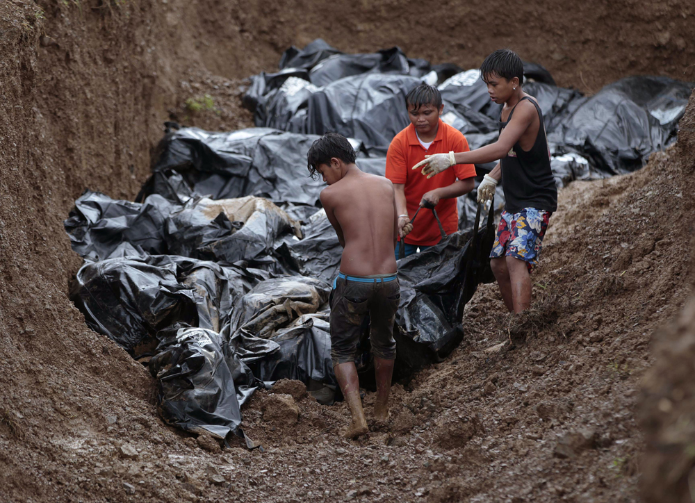 “海燕”过境菲律宾造成死尸恐怖积压 当局集体埋葬