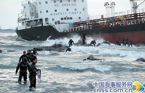 韩国海警全力营救触礁船只 11名船员成功获救