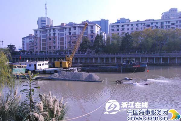 船员操作不当 满载石子的货船在京杭运河艮山门码头沉没