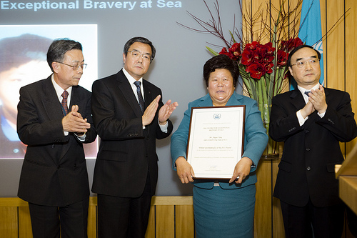 国际海事组织向中国船员颁发2013年度海上特别勇敢奖章