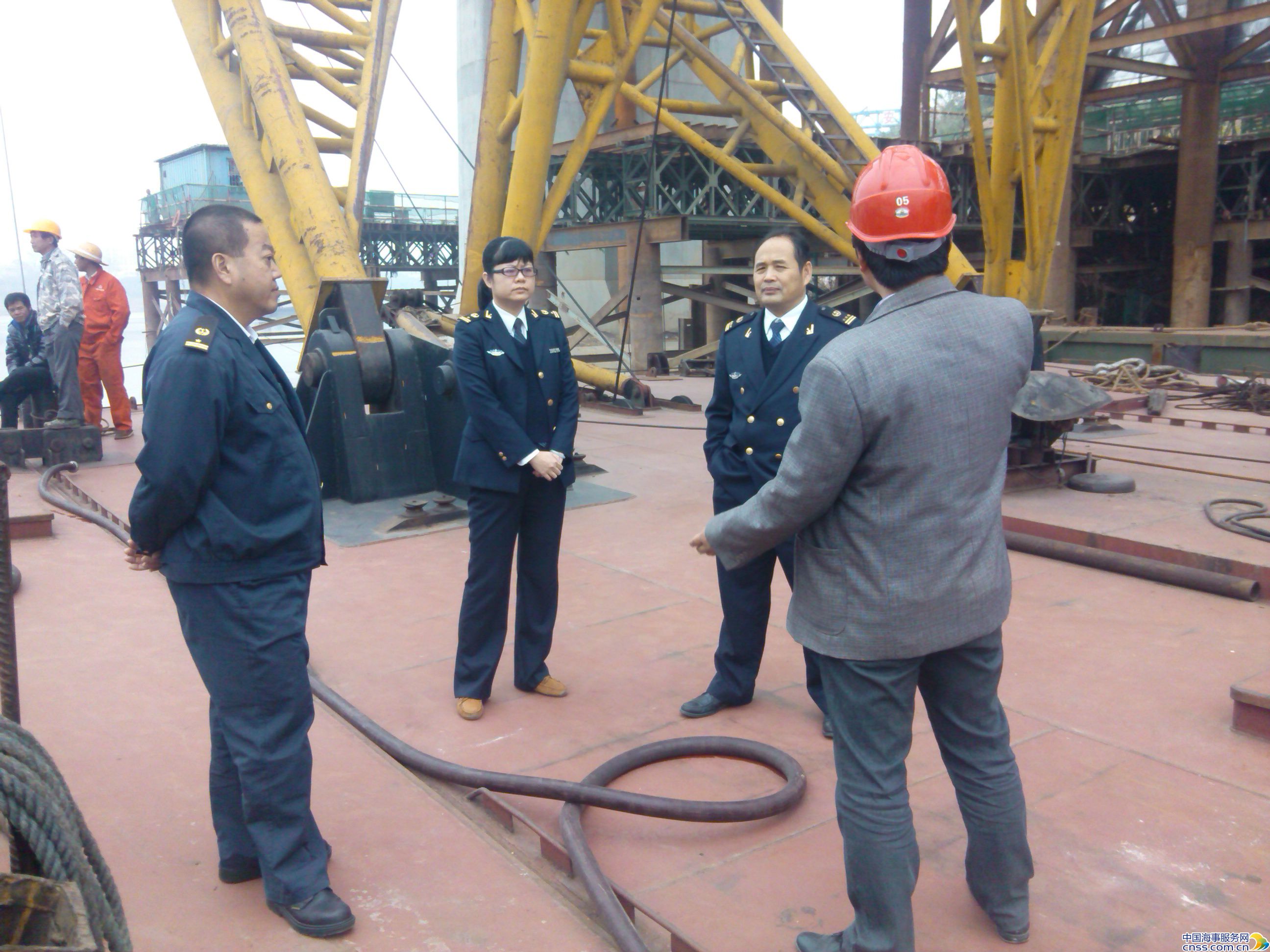 南宁海事局对大桥施工船舶开展安全检查