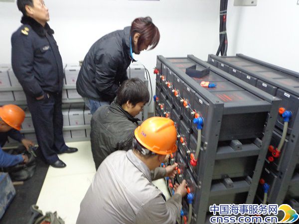 芜湖海事局马鞍山站完成蓄电池组搬移工作