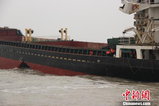 中外两船长江口相撞13名遇险船员获救（图）