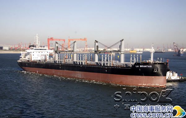 新港船舶重工首艘40000吨节能环保船交船