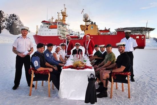 英国皇家海军破冰船船员南极享受独特圣诞节