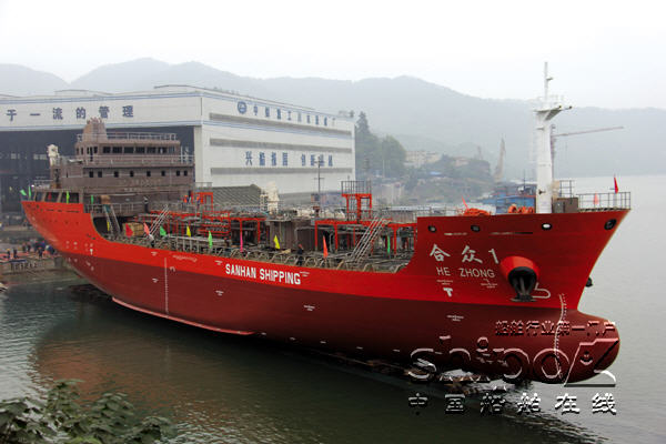 川船重工首艘2450吨不锈钢化学品船下水