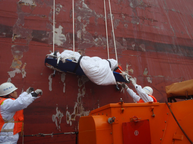 “华英382”艇成功救助“新烟台”轮重伤船员