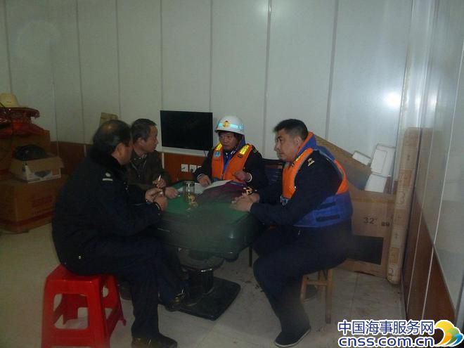 芜湖西梁山执法大队制止占航道采砂行为