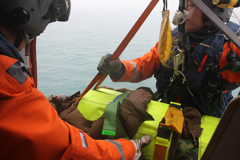 “浙普渔43050”轮受伤渔民在东海海域获救(图)