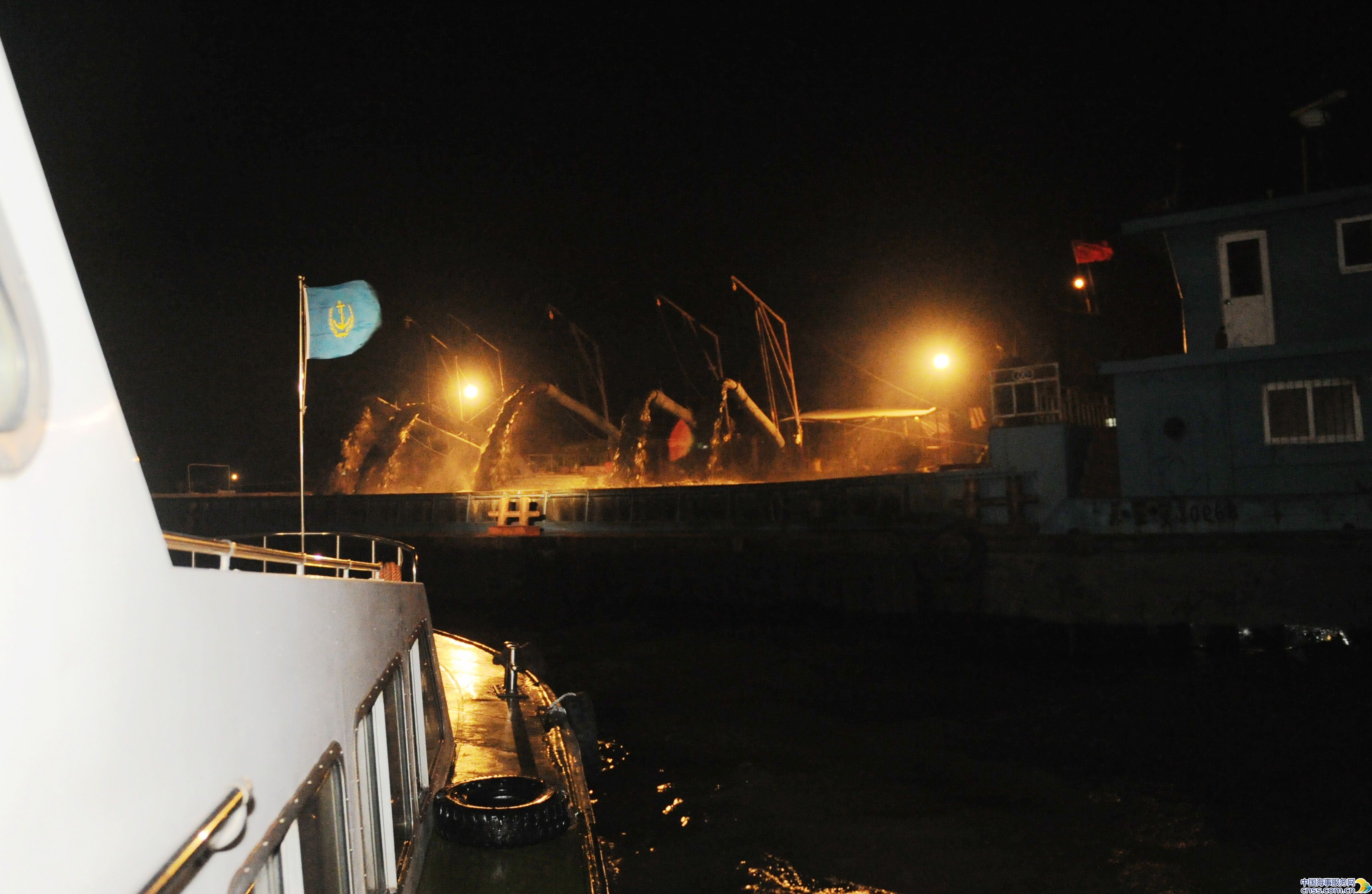 采砂船占据航路深夜开工  海事公安打击非法采砂