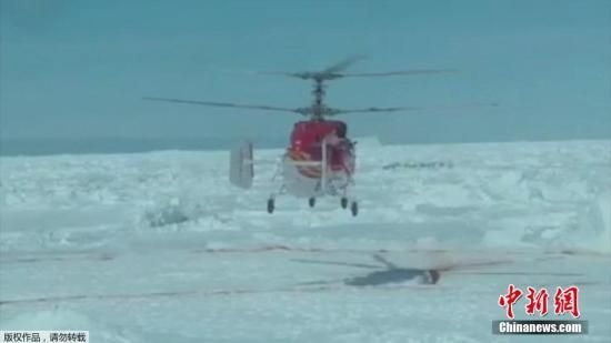    据外电报道，2014年1月2日，“雪龙”号上的“雪鹰”12直升机已降落到被困的俄“绍卡利斯基院士”号附近，为转移船上乘客作准备。  