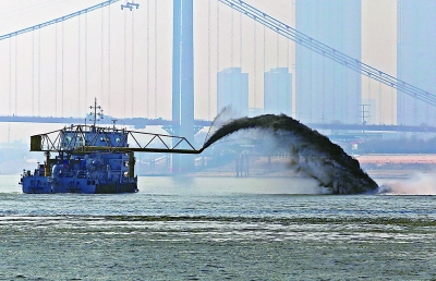 长江持续低水位 汉口段航道启动清淤